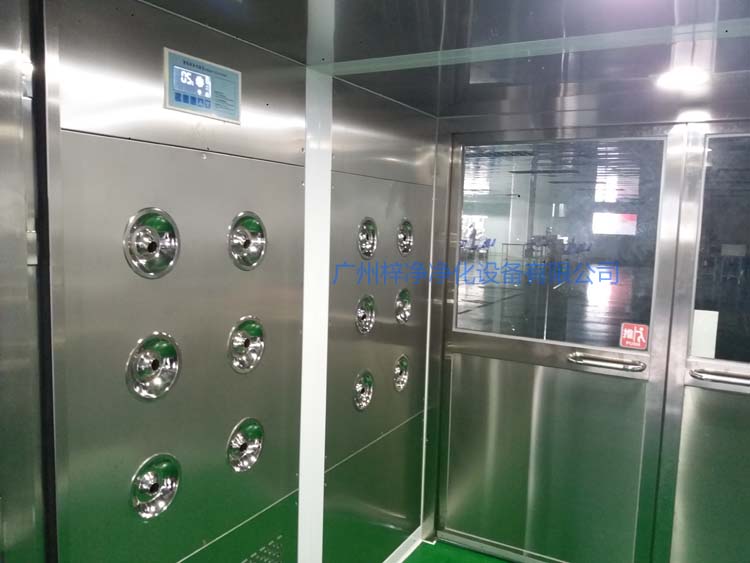 雙開(kāi)門(mén)貨淋室工作區(qū)配智能控制器,方便人員使用操作。