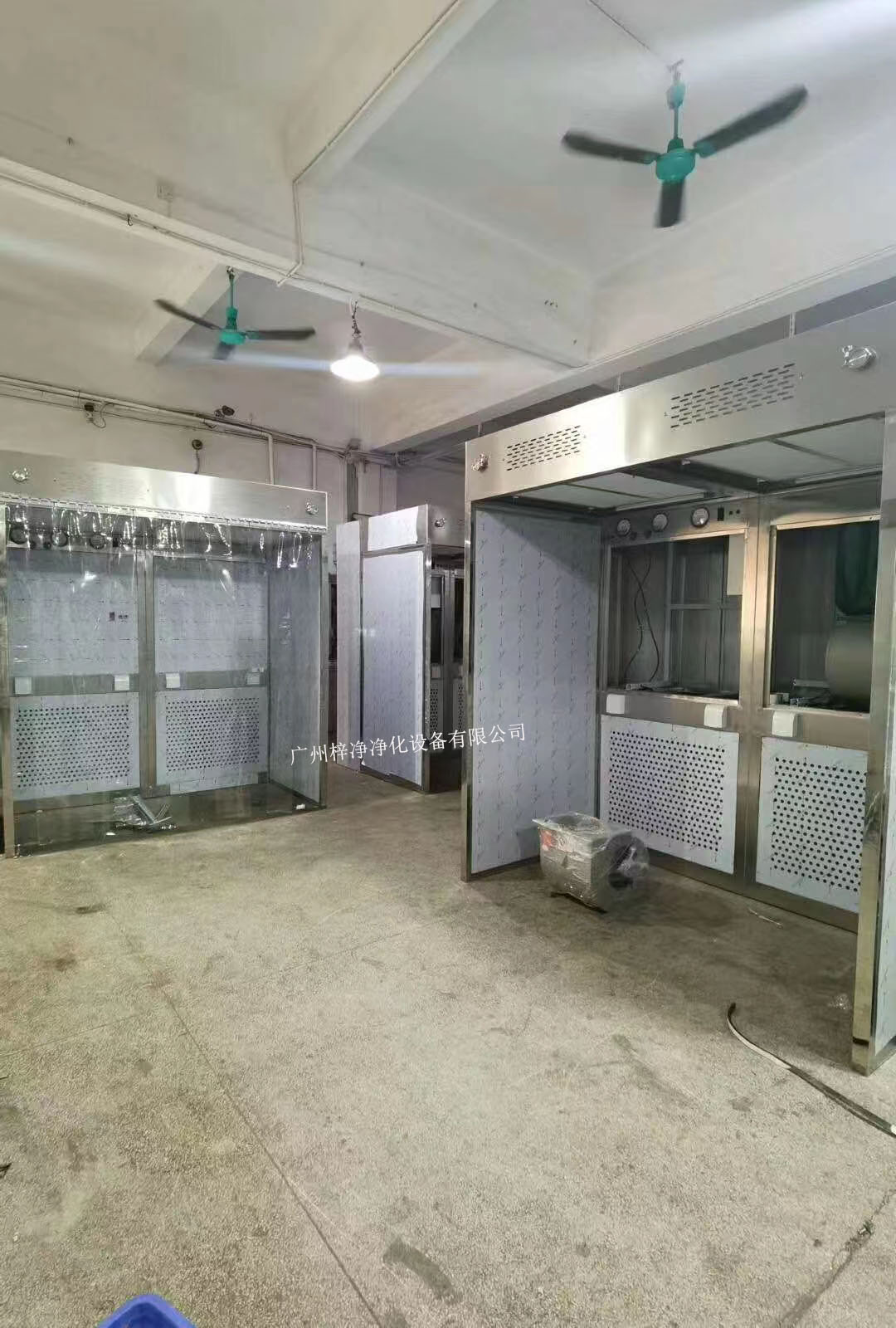 負(fù)壓稱量室設(shè)備由工作區(qū)、回風(fēng)箱體、風(fēng)機(jī)箱體、出風(fēng)箱體及外箱體幾大部分拼裝而成。