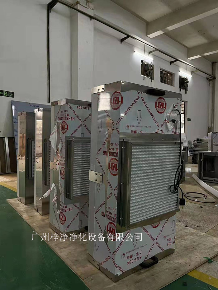 潔凈棚風(fēng)機(jī)從FFU的頂部將空氣吸入，經(jīng)過初效過濾器，高效過濾器的過濾，過濾后的潔凈空氣以0.45m/s±20%的風(fēng)速在整個(gè)出風(fēng)面勻速送出到棚內(nèi)。