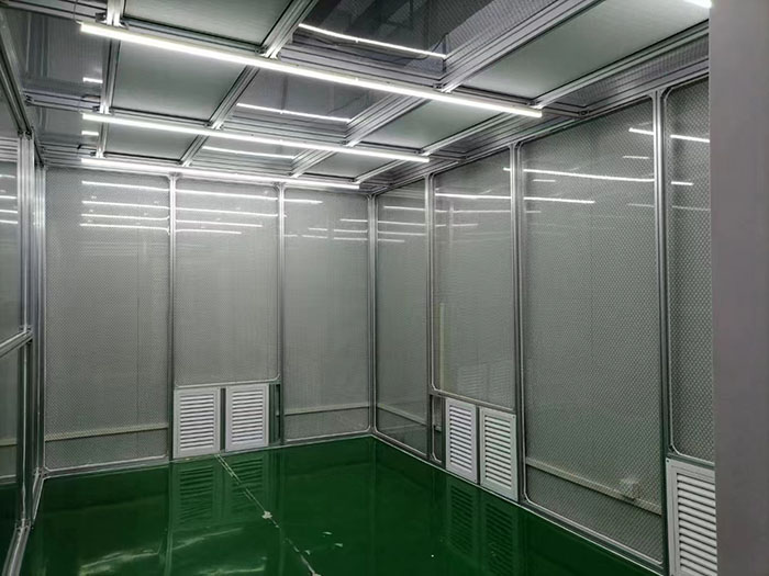 選擇百級無塵潔凈棚還是千級無塵潔凈棚，應根據(jù)具體的生產(chǎn)需求、產(chǎn)品要求和預算來決定。